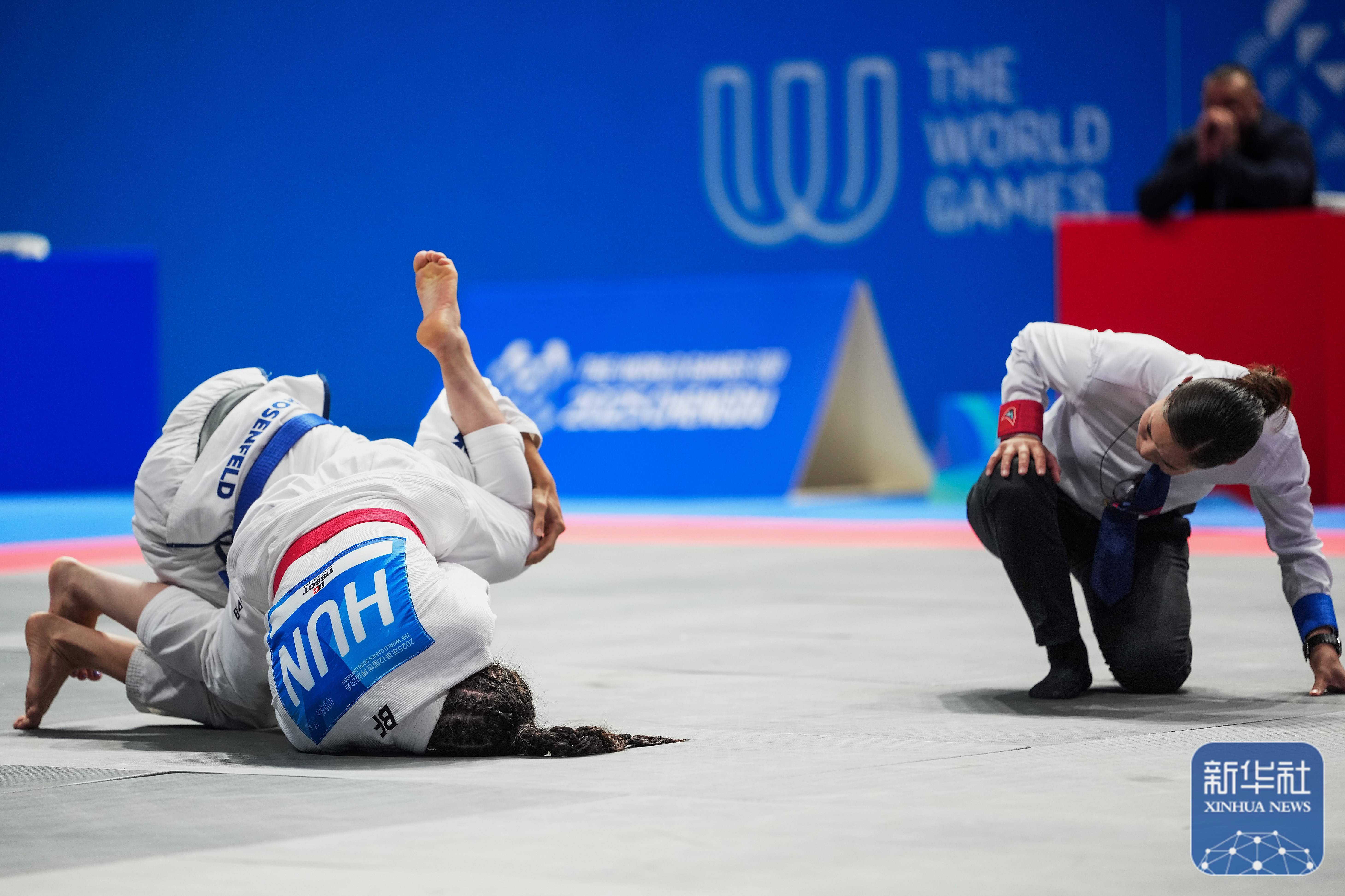 匈牙利运动员在游泳比赛中夺得金牌 匈牙利运动员在游泳比赛中夺得金牌