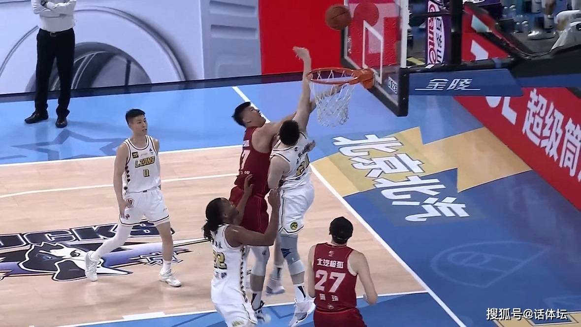 篮球比赛中出现紧张激烈局面 篮球比赛中出现紧张激烈局面