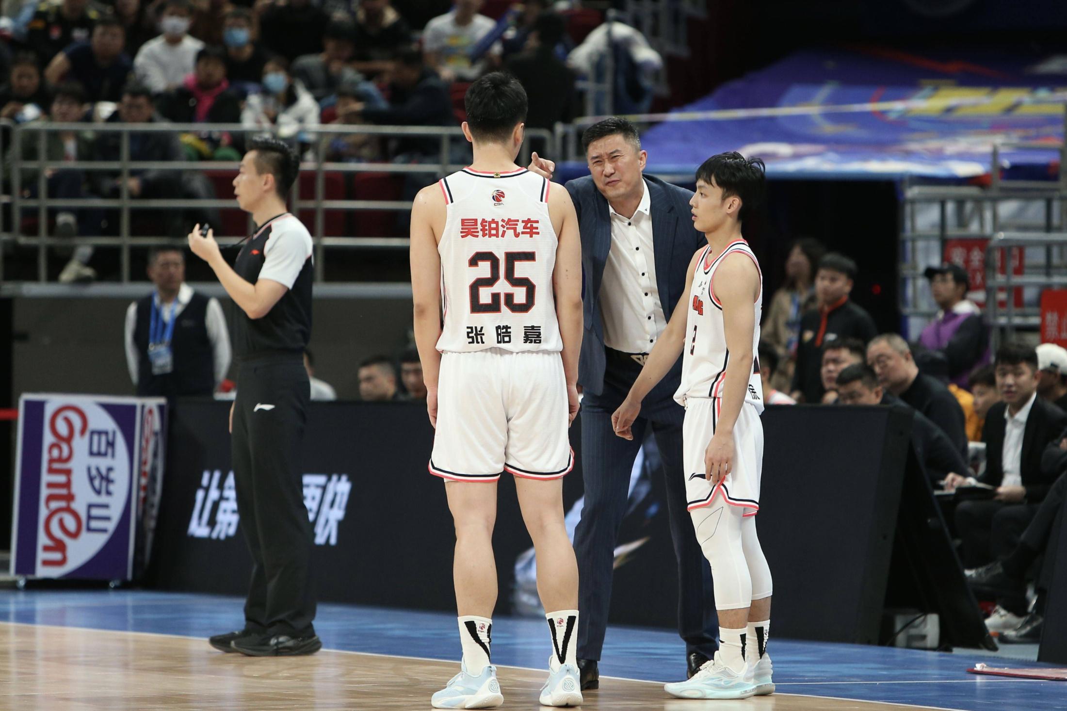 贵阳队团队合作出色,主场击败广州男篮 贵阳队团队合作出色,主场击败广州男篮