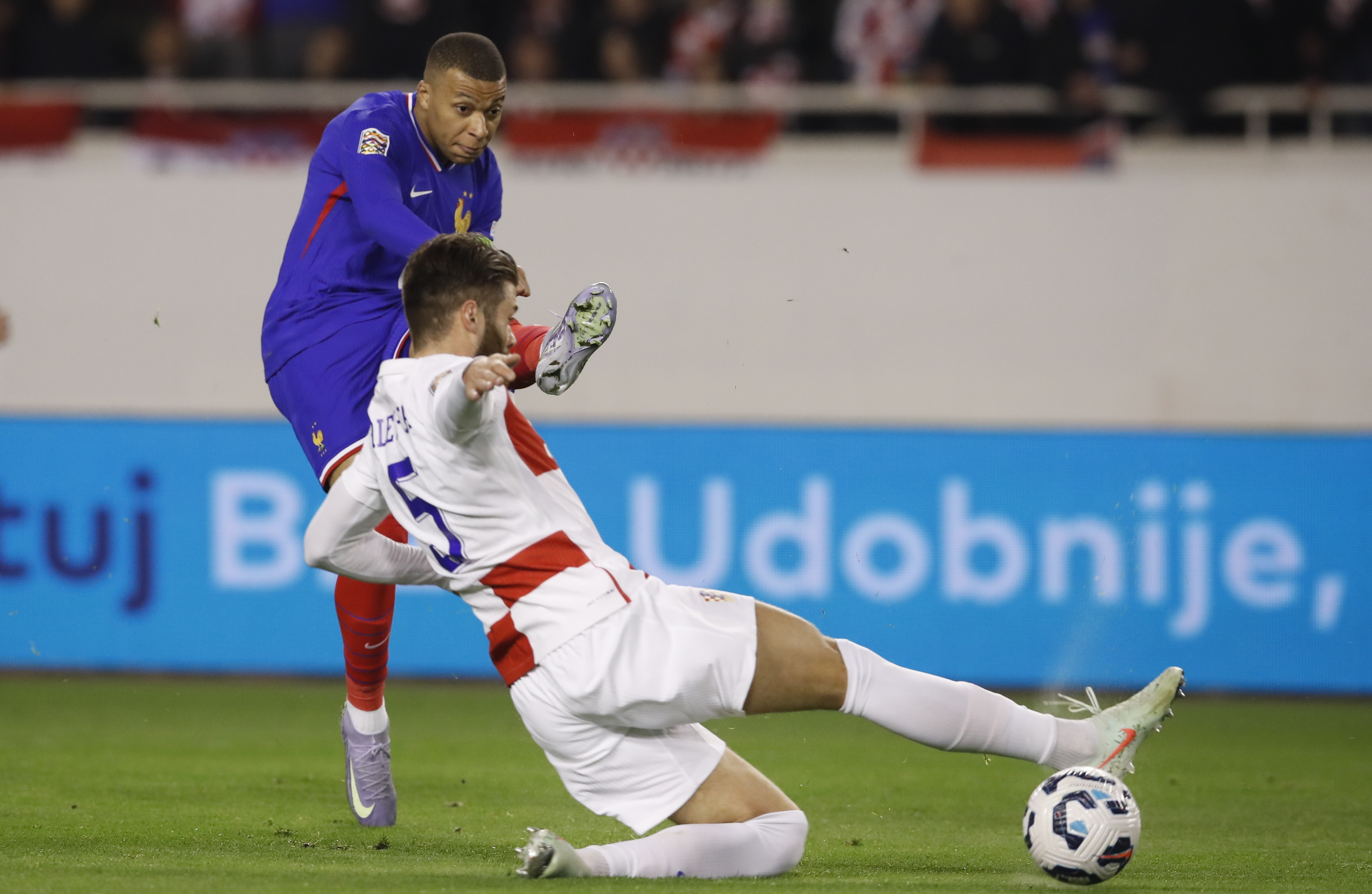 包含克罗地亚惜败荷兰，惋惜无缘欧国联半决赛的词条