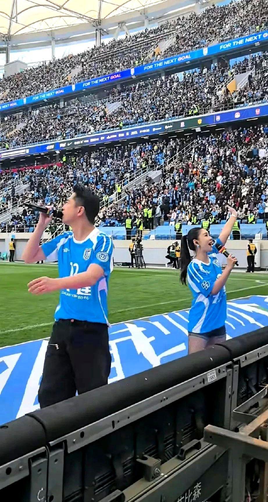 足球赛场上发生精彩一幕，引发球迷热议的简单介绍