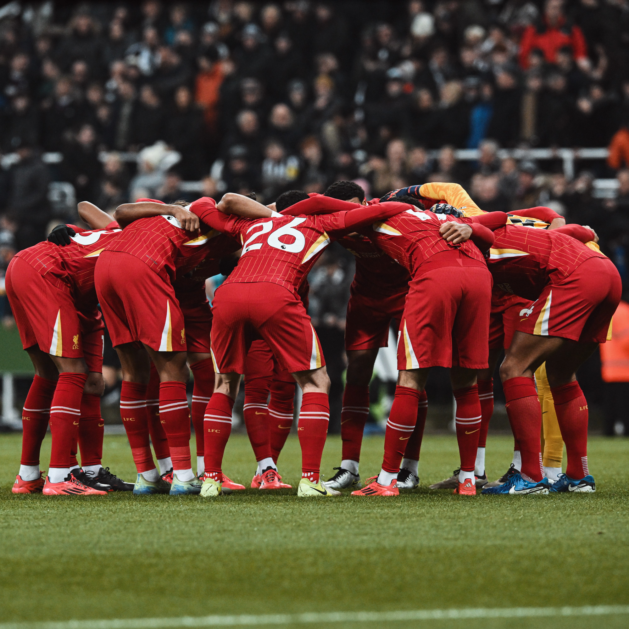 英格兰队势如破竹，胜利晋级