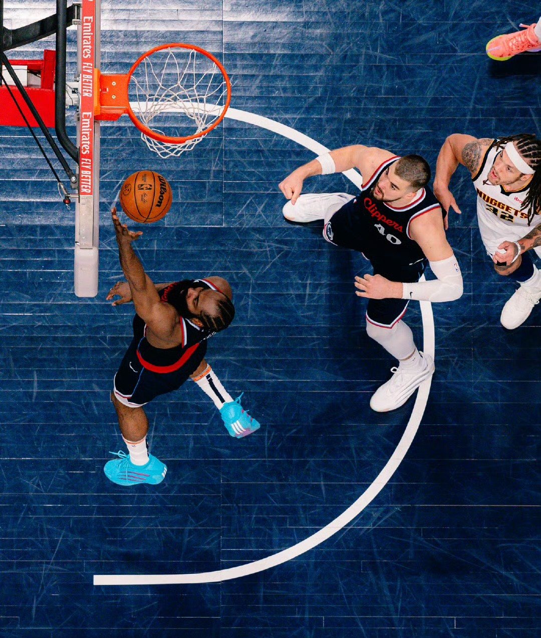 传奇球星回归球场，带领球队创造惊喜